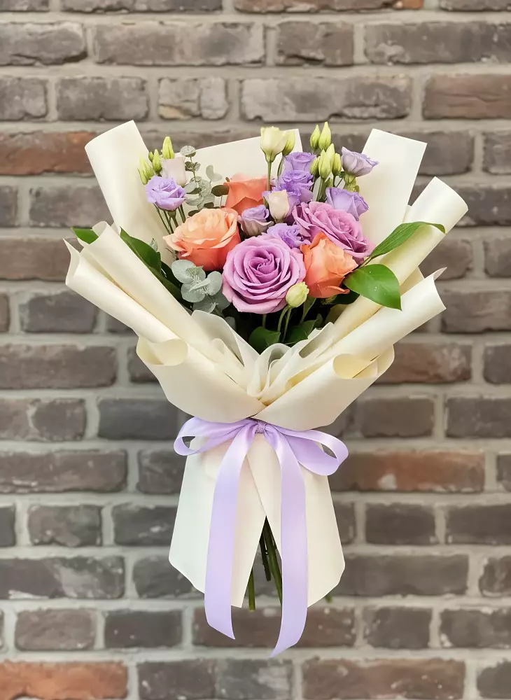 Букет цветов из: Лизиантусы и Розы в Гражданском