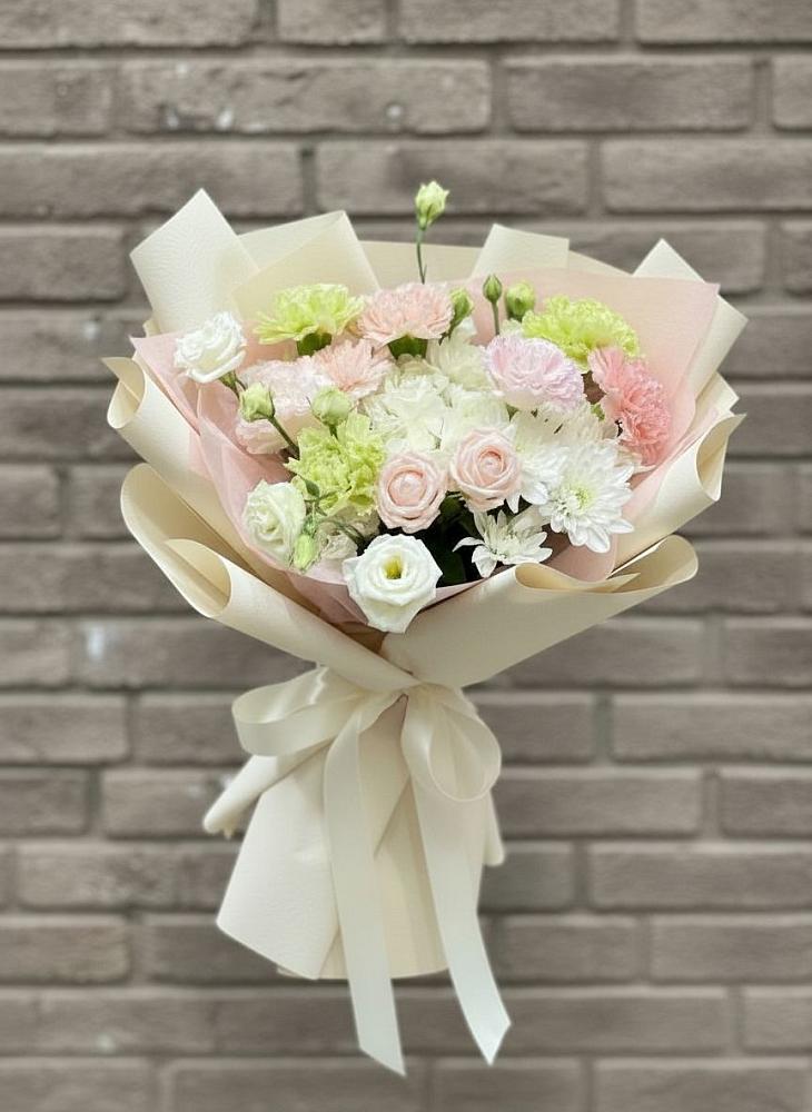 Букет цветов из: Гвоздики, Розы, Лизиантусы и Хризантемы в Гражданском