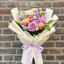 Букет цветов из:  Лизиантусы и Розы в Гражданском