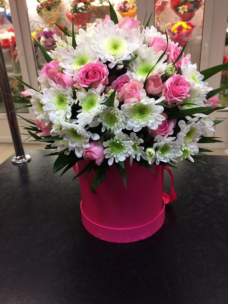 Цветочная композиция из Розы и Хризантемы в шляпной коробке в Гражданском