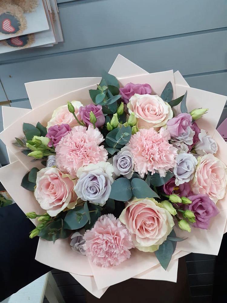 Букет цветов из: Розы, Гвоздики и Лизиантусы в Гражданском